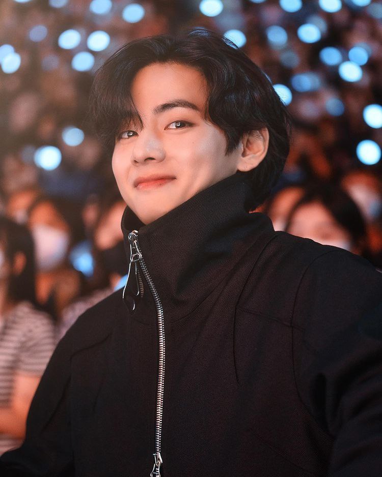 ZLmarmy's tweet photo. KIM TAEHYUNG AT CELINE SHOW
#TaehyungxCelinePFW
#TAEHYUNGxCeline #TAEHYUNG #taehyungfrench #CELINEXParkBoGum #CELINE #TaehyungInParis https://t.co/eT58mu5LFj