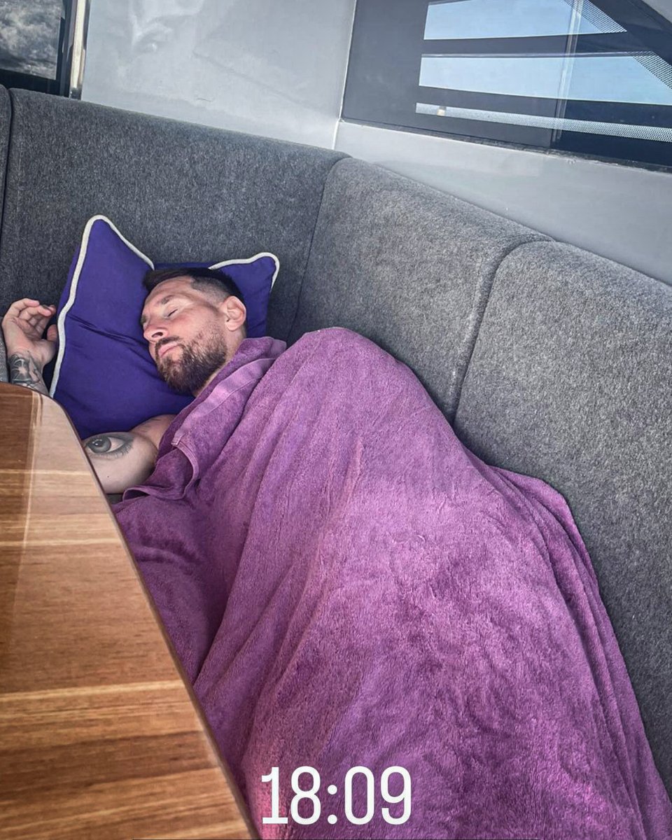 Looks like Messi enjoyed his birthday weekend 😅

(via luissuarez9/IG)