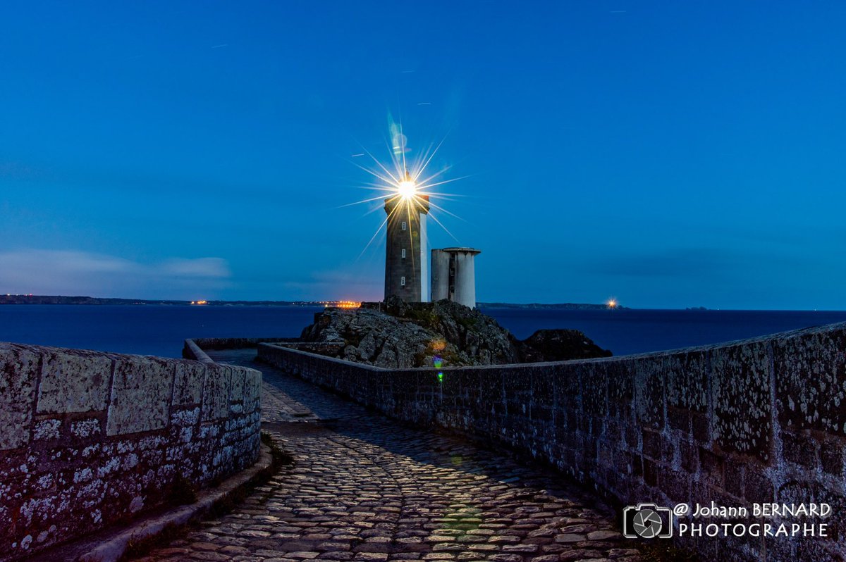 bernard29440's tweet photo. #bretagne #finistere … voilà une étoile brille toutes les nuits… #lighthouse #phare #starbust #mer https://t.co/qth9JavJg9