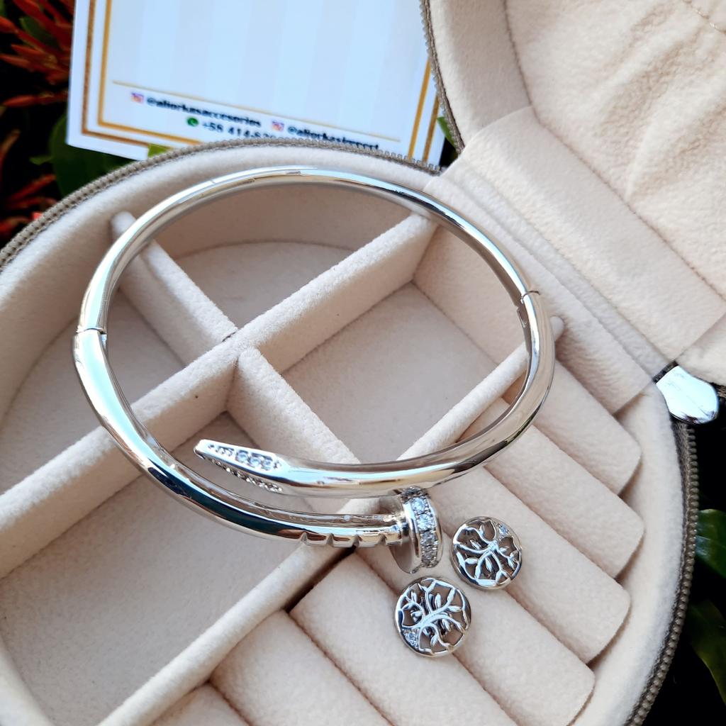 aliorkasImport's tweet photo. Domingo de pensar en los outfit de la próxima semana 😍... Que te parecen esta Pulsera en forma de clavo con unos zarcillos árbol de vida incrustados con zirconias en color plateado? Pídelos a nuestro WhatsApp 0414.838.46.91 o ve por ellos a nuestro ShowRoom. #Joyeria #moda https://t.co/S7wLcCTZ0e