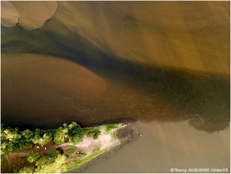 Cliches49's tweet photo. Balade au dessus des bancs de sable de la Loire à la Pointe de Bouchemaine...
#bancdesable #laloire #bouchemaine #dronephotography https://t.co/1FokUjYC0K