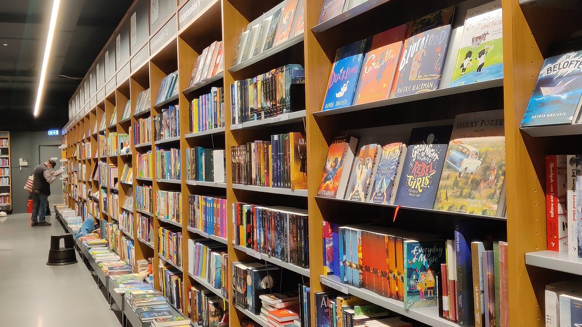 thecurlymay's tweet photo. Sunday 🥭

#book https://t.co/s03gxQ6oWx