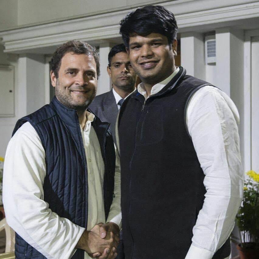 VishalcINC's tweet photo. हमारी एक मंज़िल है, हमारा एक नारा है
धर्म से जात से ज़्यादा, हमें यह मुल्क प्यारा है
हम इसपे ज़िन्दगी अपनी, मिटाने से नहीं डरते
देश मेरे देश मेरे मेरी जान है तू
देश मेरे देश मेरे मेरी शान है तू....

पिछले दिनों आप सभी से जो स्नेह, साथ व आशीर्वाद मिला उसके लिए दिल से धन्यवाद। https://t.co/UTZjAWo7fN