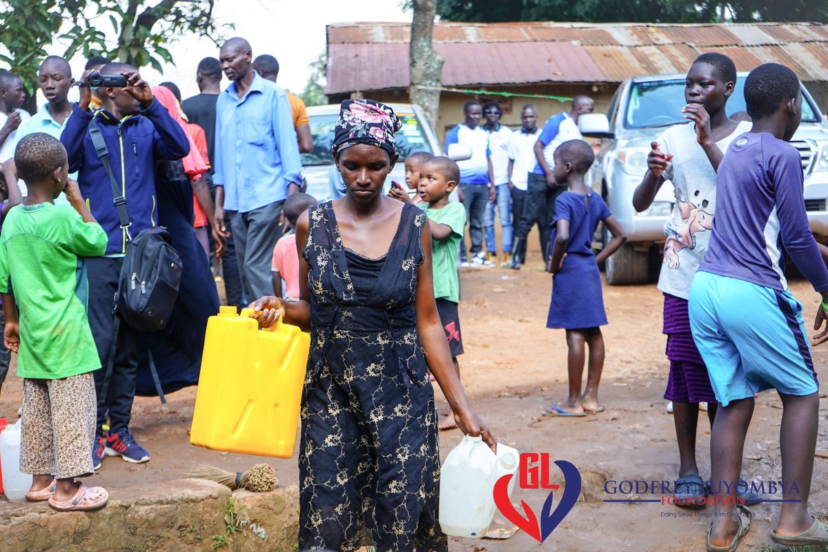 Our campaign for promoting clean water is today extended at Mulimira zone, Bukoto Nakawa where we launched another spring well donated by Hongmen Uganda under the construction of Overseas China Uganda Charity.

#GodfreyLuyombyaFoundation
#DoingSmallThingsWithGreatLove