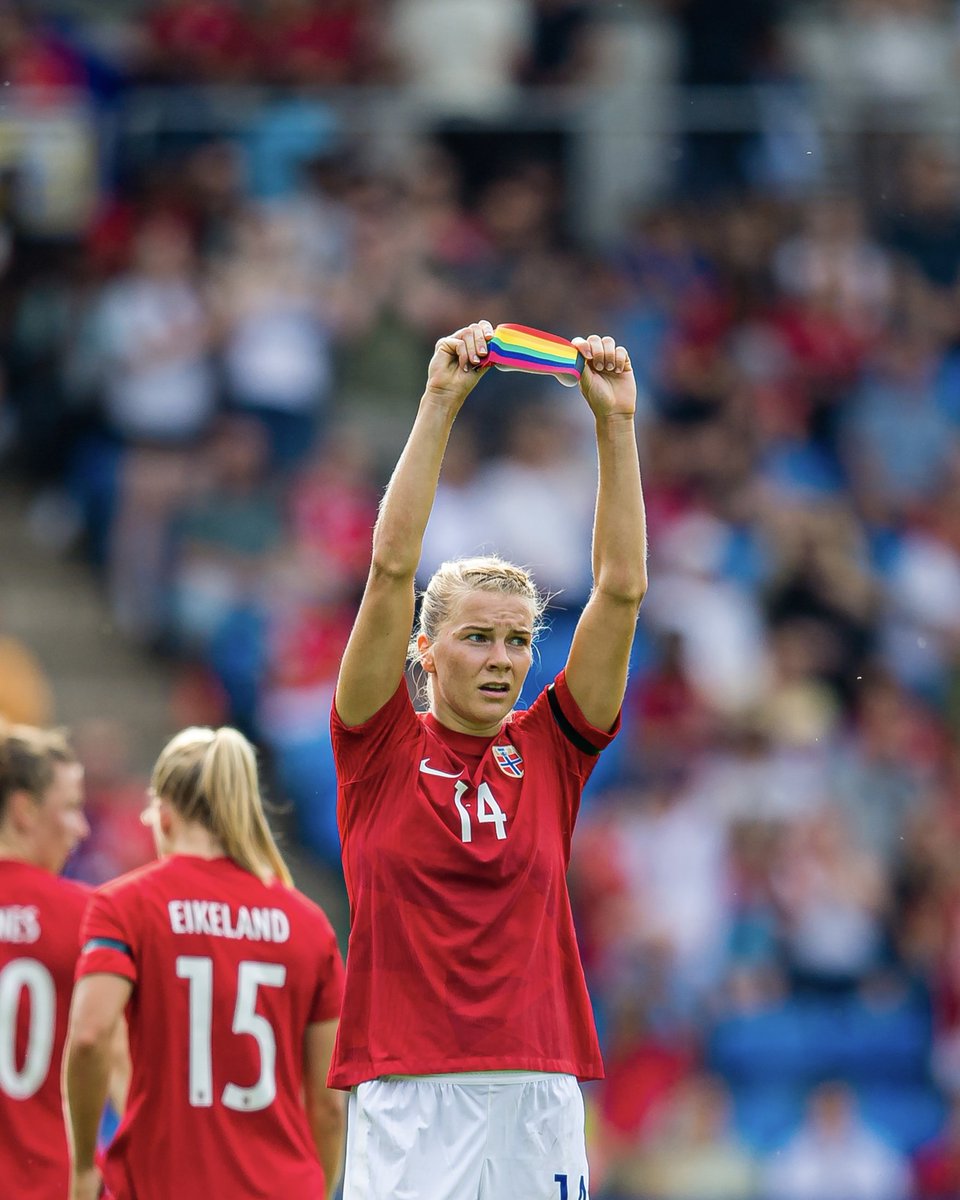 campeonasmx's tweet photo. IMAGEN DE LA SEMANA ๐ฅบ๐ณ๏ธโ๐
@AdaStolsmo celebrรณ su gol con el brazalete LGBT+, luego del tiroteo en un bar de la comunidad LGBTQ+ en Oslo.
๐ Dos personas perdieron la vida y mรกs de 20 fueron heridas.
๐ณ๏ธโ๐ El amor vencerรก al odio.
#SomosCampeonas #PlayingWithPride https://t.co/lcgJHI8mfG