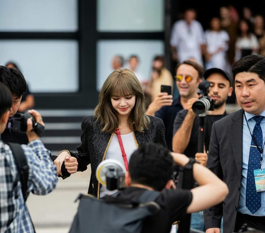 BBU_BLACKPINK's tweet photo. THE MAIN EVENT, #LISA!

LALISA HUMAN CELINE #LISAatCelinePFW22 #LISAXCELINE @BLACKPINK https://t.co/eeHtrmMDig