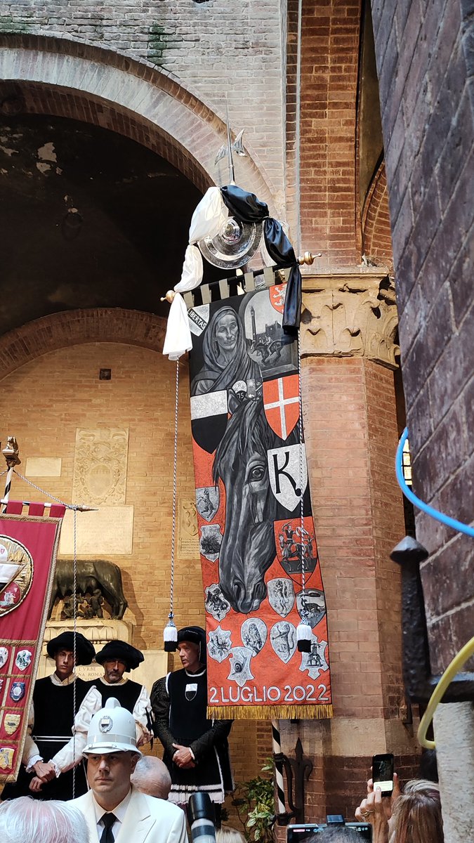 paliodisiena's tweet photo. Ecco il Drappellone del Palio del 2 luglio 2022 dipinto dall'artista inglese Emma Seargent e che andrà nel Museo della Contrada Vittoriosa la sera del 2 luglio prossimo https://t.co/S9bQ8eY5Su