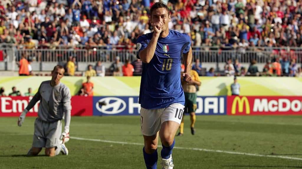 Shehab_totti10's tweet image. " كانت الساعة حينها  23:05  .. شغلت التلفاز  لمشاهدة نتائج وملخصات مباريات الدوري ، بعدها علمت بإصابة فرانشيسكو ، كانت إصابة خطيرة لقد تأثرت كثيراً ..
في صباح اليوم التالي استيقظت مبكرًا ، ركبت السيارة وذهبت إلى رومـا ، دخلت العيادة ورأيت الحزن واليأس على وجهه ،  عندما رآني قال: