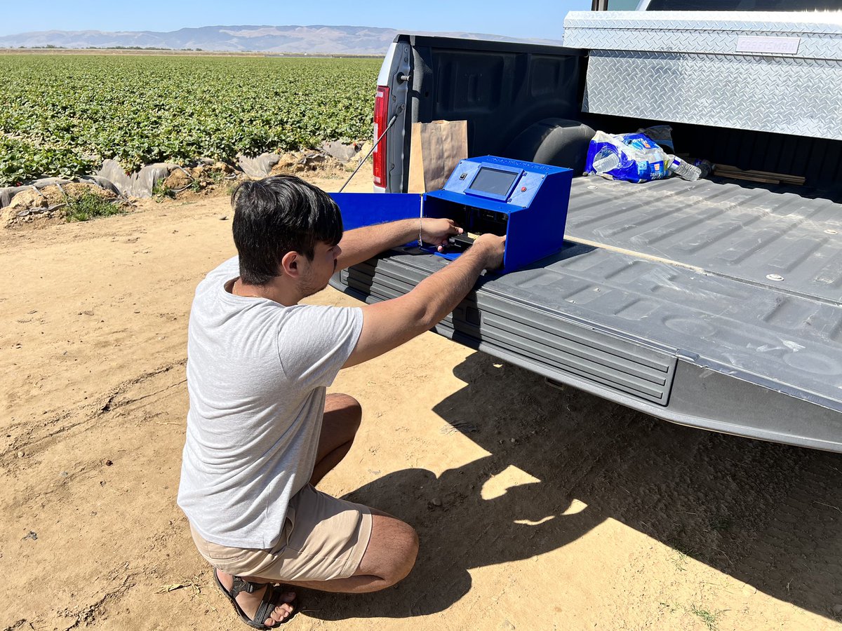 UC_DigitalAg's tweet photo. Testing our #spidermite detector prototype in a #strawberry field
We developed this sensor in collaboration with the @Daniel_Lee_UF team from @UF_ABE
Thanks to @USDA_NIFA for supporting this project https://t.co/GMqVmcyvRQ