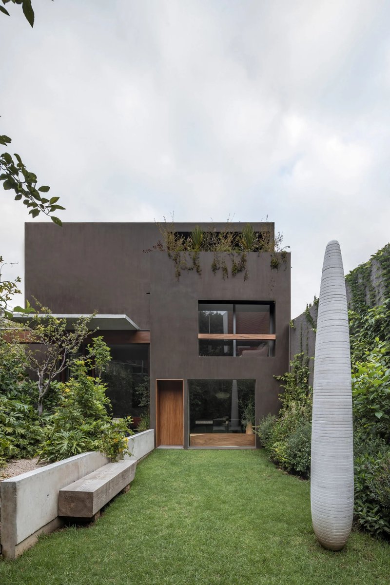 dezeen's tweet photo. This Mexico City renovation by Taller Héctor Barroso includes a dark exterior: https://t.co/FxcyYe9OEI https://t.co/pGomGJIzkX