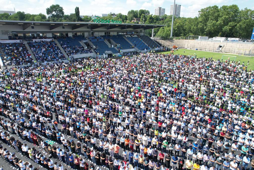 SultanAChoudhr1's tweet photo. For Ahmadis, 

The Sports Arena 
is also a Spiritual Stadium 🏟 

Glorious Scenes from Germany 😍 https://t.co/UklMongSzx