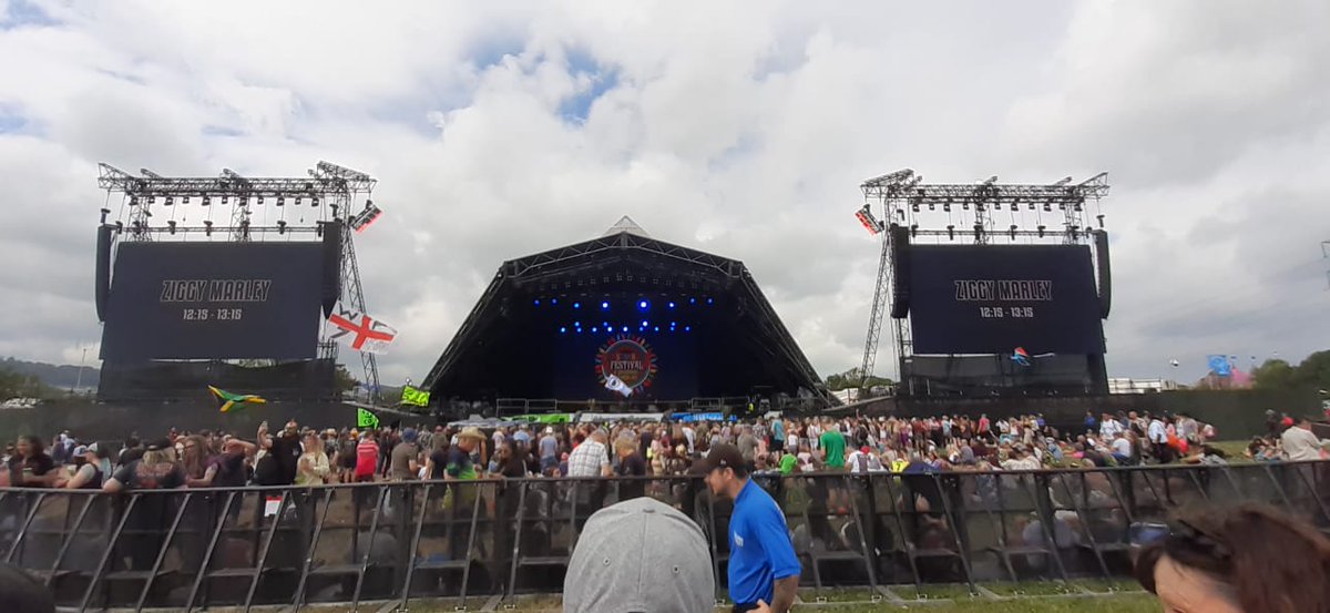 ApieB1976's tweet photo. @marywalkden1 @curiousiguana @plymouthian This year. With Ziggy Marley. Looks different to me.... https://t.co/wQMZTPWdN2