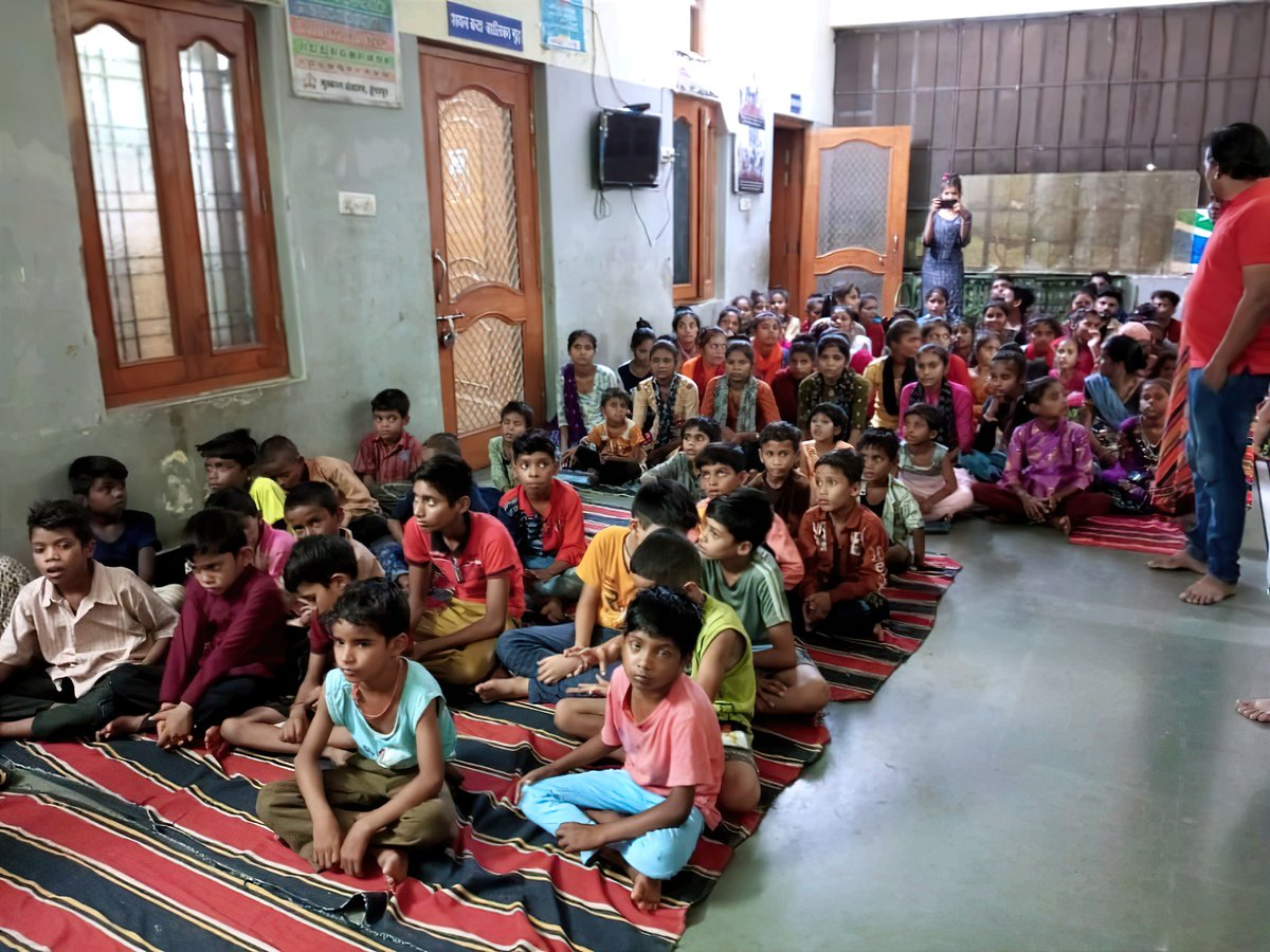roat_mla's tweet photo. भीलप्रदेश विद्यार्थी मोर्चा (BPVM) को बहुत-बहुत धन्यवाद। आपने मेरे जन्म दिवस पर डूंगरपुर जिले के मुस्कान संस्था में 140 अनाथ बच्चों को फल, फ्रूट व मिठाई वितरण करके मेरा जन्म दिवस मनाया उसके लिये आप सभी को धन्यवाद, साथ ही इन अनाथ बच्चों के साथ मेरा प्रेमस्नेह रहेगा। https://t.co/Q3AVIpewLB