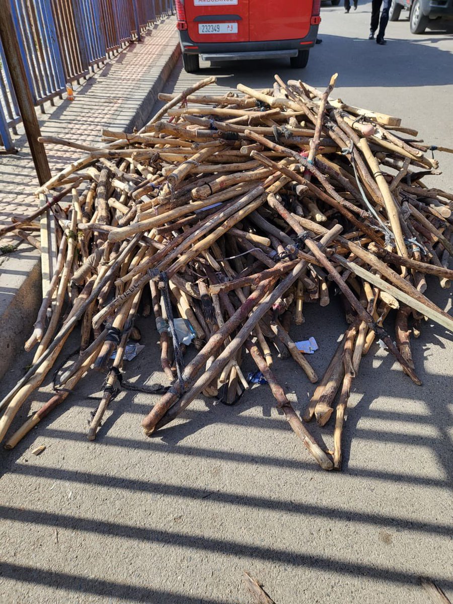 Muchos piensan que la policía española 🇪🇸 y marroquí 🇲🇦 deberían haberse dejado asesinar por los que intentaron saltar la valla de Melilla de forma más que violenta. No he visto a nadie preguntar por el estado de salud de los policías mal heridos. Basta de hipocresías!!!