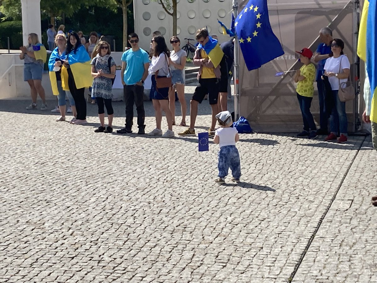 Pulse of Europe Darmstadt (@pulseofeuropeda) on Twitter photo Zur #Friedenskundgebung in #Darmstadt waren wir diesen Samstag auf dem Georg-Büchner-Platz vor dem Staatstheater. Terenzio von #PulseofEurope <a href="/PulseofEuropeDA/">Pulse of Europe Darmstadt</a> hat über die #Ukraine als EU-Beitrittskandidatin gesprochen: poe-darmstadt.eu/content/rede-v… Zur #Friedenskundgebung in #Darmstadt waren wir diesen Samstag auf dem Georg-Büchner-Platz vor dem Staatstheater. Terenzio von #PulseofEurope <a href="/PulseofEuropeDA/">Pulse of Europe Darmstadt</a> hat über die #Ukraine als EU-Beitrittskandidatin gesprochen: poe-darmstadt.eu/content/rede-v…