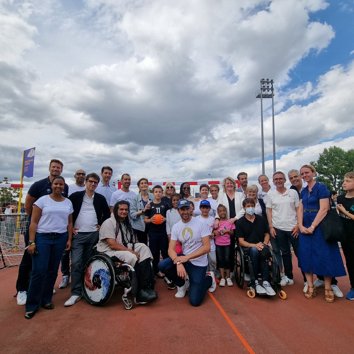 🎬 Clap de fin pour la journée olympique 2022 ! Merci à <a href="/AOC1978/">Amélie Oudéa-Castéra</a>, <a href="/TonyEstanguet/">Tony Estanguet - OLY</a>, <a href="/BrigitHenriques/">Henriques</a> et Michaël Guigou d'être passé sur notre espace dédié au handball 🙌🤾‍♂️

<a href="/bbarbusse/">Béatrice Barbusse</a> <a href="/BettyRollet/">Rollet Betty</a> <a href="/Paris2024/">Paris 2024</a> <a href="/BanaPhilippe/">Philippe BANA</a>