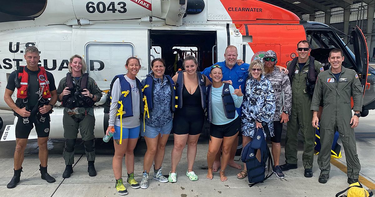 CoastGuardNews's tweet photo. A Coast Guard Air Station Clearwater MH-60 Jayhawk helicopter aircrew rescued seven people, Saturday, after their 39-foot personal vessel was struck by lightning 100 offshore of Clearwater, Florida.  https://t.co/USVTaqnJ3g https://t.co/BNKZJZvoV5