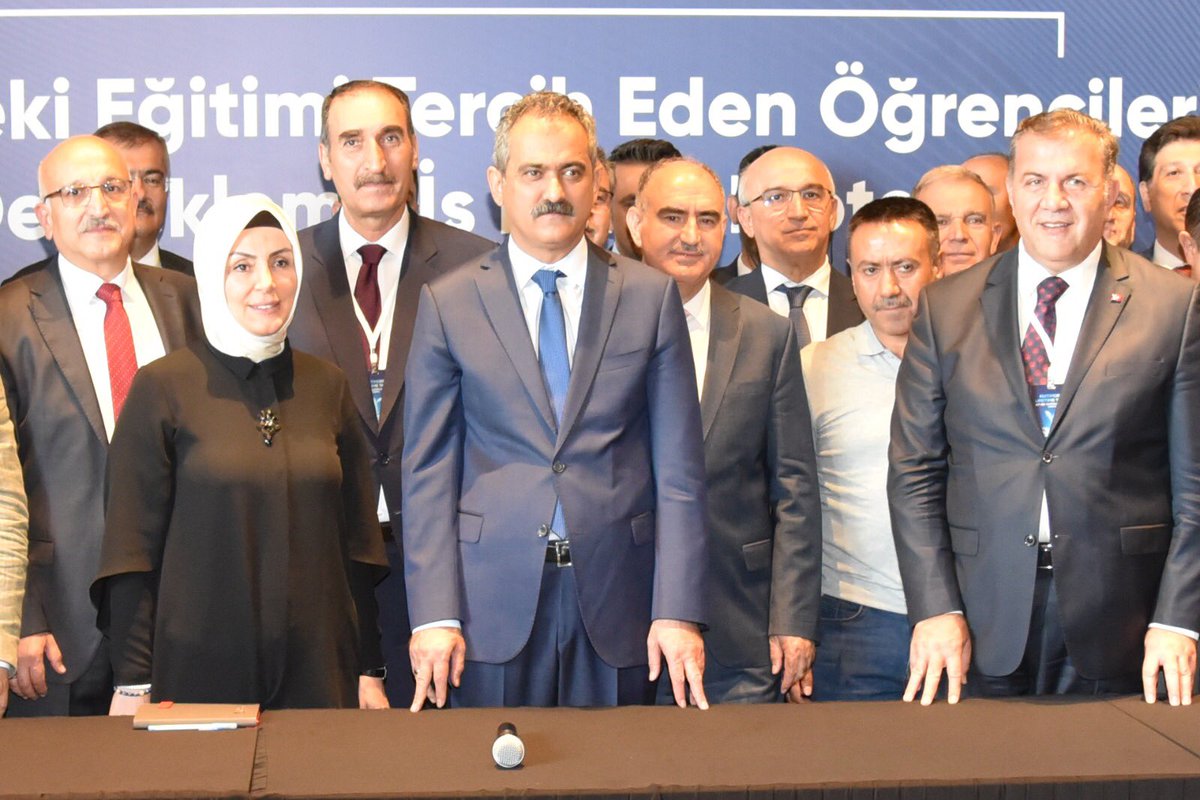 konyamem's tweet photo. Bakanımız Sayın Mahmut Özer, Mesleki ve Teknik Eğitim Genel Müdürlüğü ile Konya Valiliği ve Konya Büyükşehir Belediye Başkanlığı arasında düzenlenen “Mesleki Eğitimi Tercih Eden Öğrencileri Destekleme İş Birliği Protokolü”nün imza törenine katıldı. @tcmeb @TCKonyaValiligi https://t.co/kHpPYfbPFJ