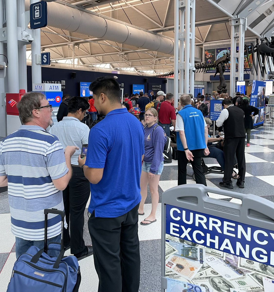 LStepanski23's tweet photo. ORD’s Summer Associates helping out with our IRROPS line yesterday!  They were amazing at getting customers set up with AOD! @weareunited @pastamama13 @LindaHelto @nelli_jeanne @OmarIdris707 @MikeHannaUAL @JMRoitman https://t.co/4dDbMq4tzt