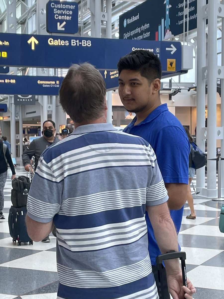 ORD’s Summer Associates helping out with our IRROPS line yesterday! They were amazing at getting customers set up with AOD! @weareunited @pastamama13 @LindaHelto @nelli_jeanne @OmarIdris707 @MikeHannaUAL @JMRoitman