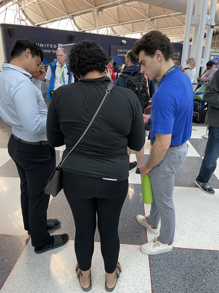 LStepanski23's tweet photo. ORD’s Summer Associates helping out with our IRROPS line yesterday!  They were amazing at getting customers set up with AOD! @weareunited @pastamama13 @LindaHelto @nelli_jeanne @OmarIdris707 @MikeHannaUAL @JMRoitman https://t.co/4dDbMq4tzt