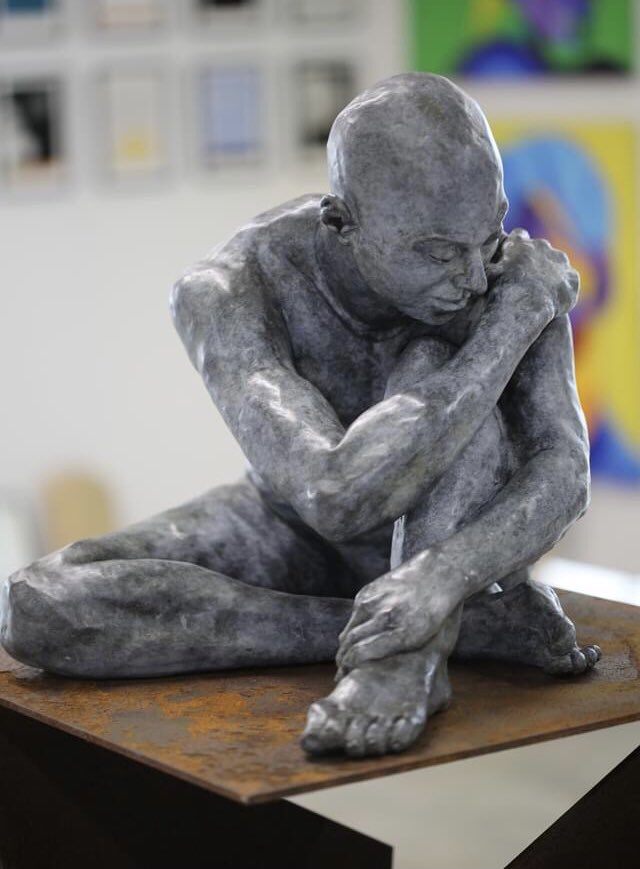wells744's tweet photo. So lovely when a piece finds a home - thanks to Lisa Gray #fluxexhibition complete with plinth #loss #memory #mensmentalhealth #bronzesculpture #arboretum #landscapedesign #figurativesculpture and Tony Nero for the photograph https://t.co/S0qJWCHEuq