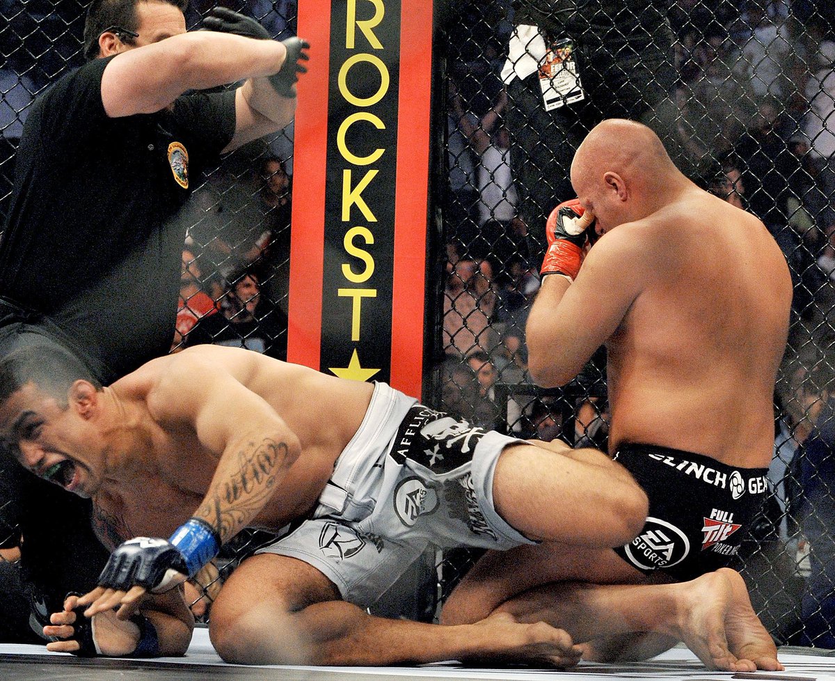 MMAHistoryToday's tweet photo. Jun26.2010

12 years ago today,

Fabricio Werdum ended the legendary winning streak of Fedor Emelianenko. https://t.co/9hJ3sLn3E2