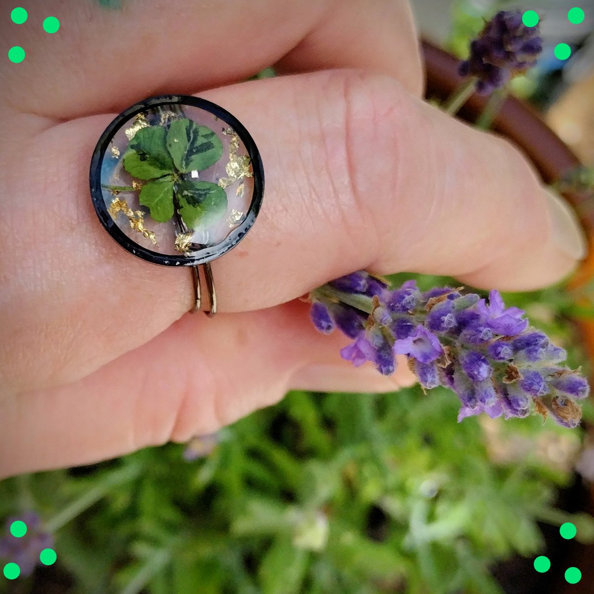 LovingLeaCreate's tweet photo. Four leaf clover from our yard encased in a size 4 US ring band with multiple layers of resin and a wire wrapped ring band.
~✌️❤️🙂🖖~ Mindy
#resin
#resinring
#fourleafclover
#fourleafcloverring
#fourleafclovers
#goodluck
#goodluckring
#clover
#clovers
#cloverleaf
#rings https://t.co/TTUO3obHab