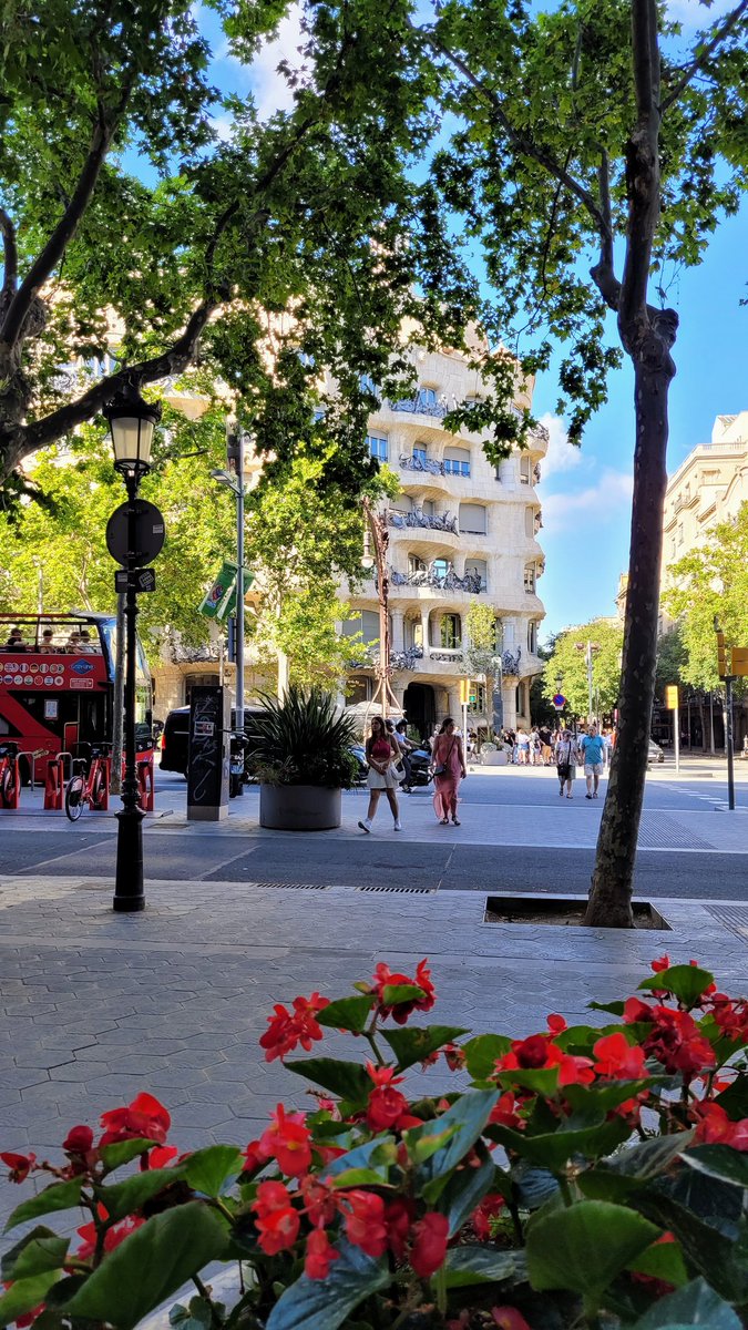 #Barcelona #Modernisme #LaPedrera #bus #taxidriver #wanderlust #samsung #street #coffeetime #CasaMila #walking #lovebcn