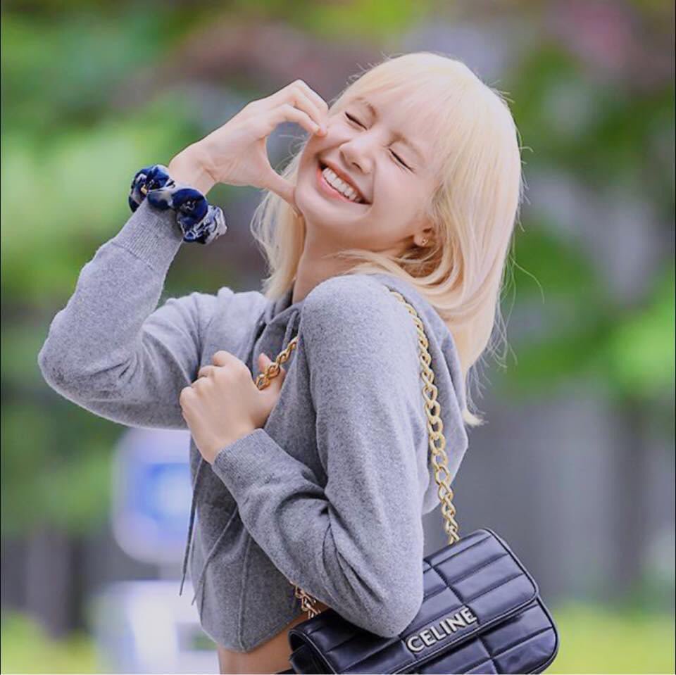 dieuthuong11's tweet photo. Cinhhh iu nhứt thế gian, trend mạnh cho cục cưngg

LALISA HUMEN CELINE 
#LISAatCelinePFW22
#LISAXCELINE https://t.co/lBq3EtQrlJ