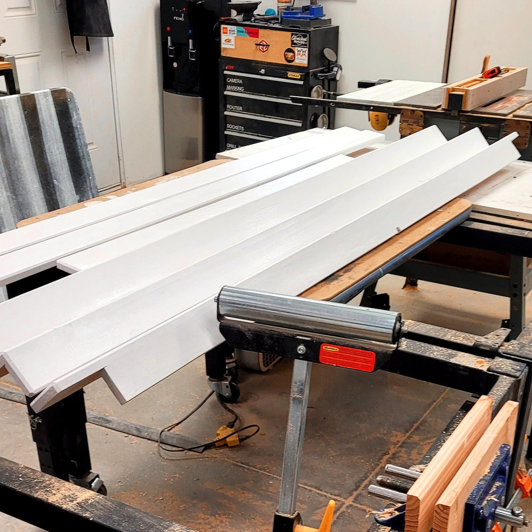 CNThings_'s tweet photo. I didn't show it much in the last video but I also framed the doors with the 2x4 material. Go check out the full video on YouTube if you're planning on doing baseboards anytime ever!

#molding #baseboards #renovation #renvationhacks #moulding #diy #Diytips #savemoney #constructio https://t.co/KZFv9kIz2K