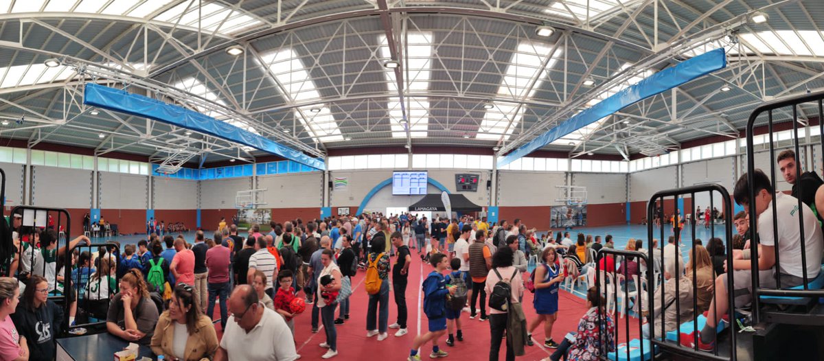 CBNavia's tweet photo. Acabó una edición especial de #CBNaviaMini22
Cansados pero encantados de haber vuelto. Toca descansar y mañana publicaremos fotos y resumen del torneo.
Muchas gracias a todos los participantes por acompañarnos.
El 2023 con más ganas!!!!🏀💙💪🏻 https://t.co/kwbWsEvYjw
