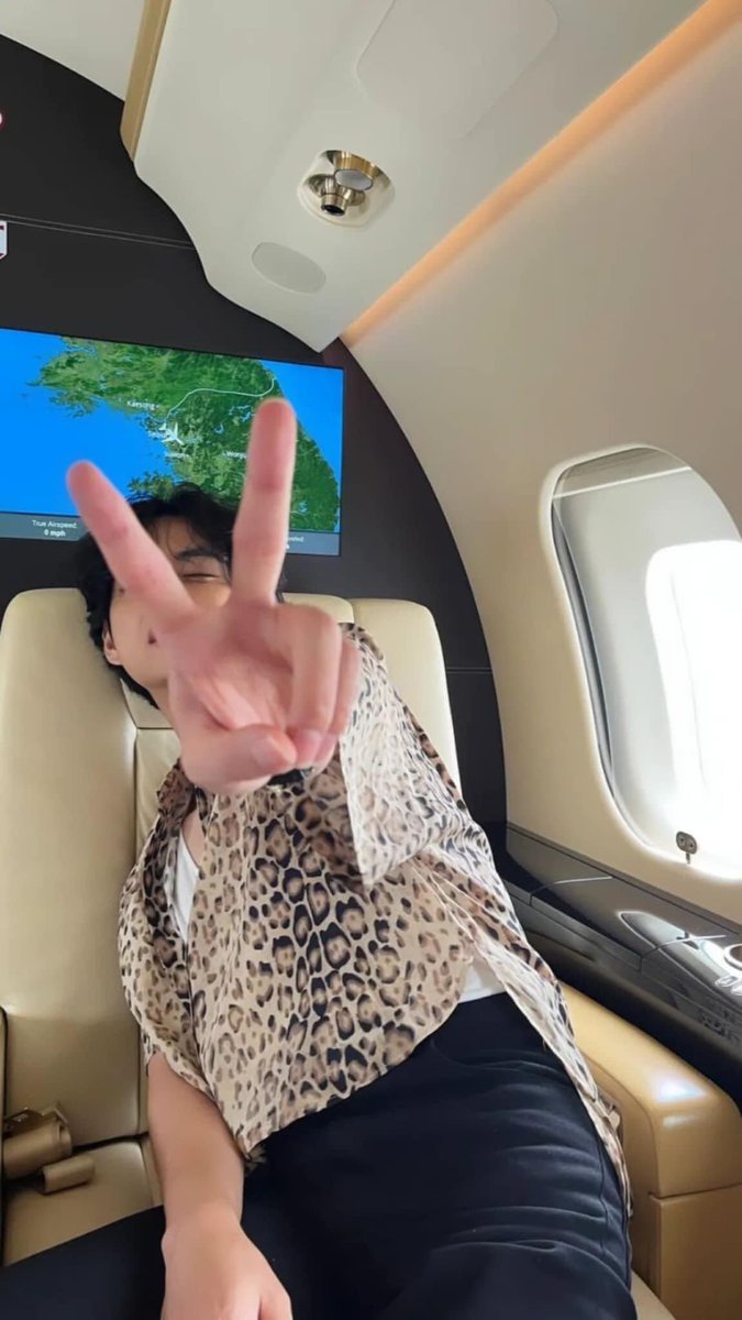 NochuBwilove's tweet photo. Ko trend thì thôi chứ nhà mình trend thì cứ phải dữ dội như đi bão đúng không mn 😎

TAEHYUNG AT CELINE SHOW
SO EXCITED FOR TAEHYUNG
TAEHYUNG TAEHYUNG
#TAEHYUNGxCeline 
#TaehyungInParis 
#TaehyungxCelinePFW https://t.co/zc83O1N7Gy