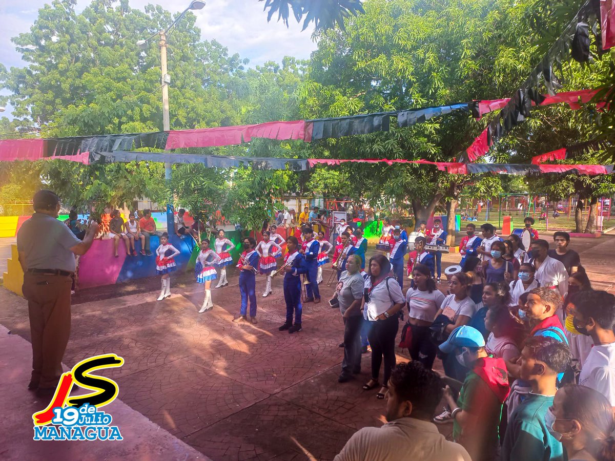 #4319FuerzaDeVictorias | Juventud Sandinista participa en Develación de mural en conmemoración al 86 Aniversario del natalicio d e nuestro comandante Carlos Fonseca en el distrito 4.2 de Managua. ✊🏻🔴 ⚫️