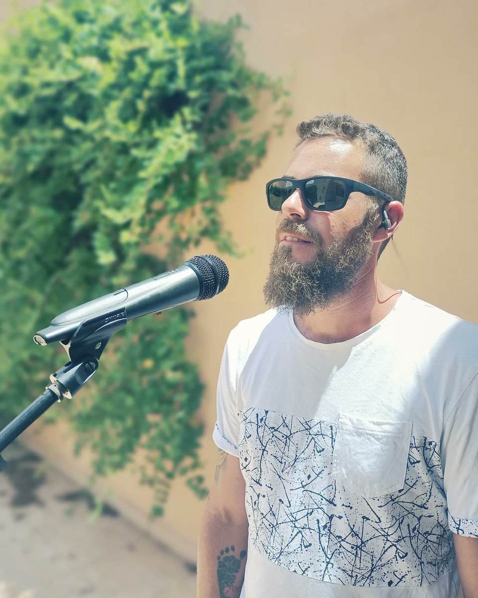 aloeoficial's tweet photo. Aquestes pròximes setmanes venen amb sorpresa audiovisual. No ens podiem quedar amb les ganes de fer-vos un poquet d'spoiler, així que ahi va! Ja podeu començar a rumorejar. 😋 Nosaltres continuem assajant. Xarrem!
#ALOE #NouVideo #Proximament https://t.co/yGhePzk7Gg