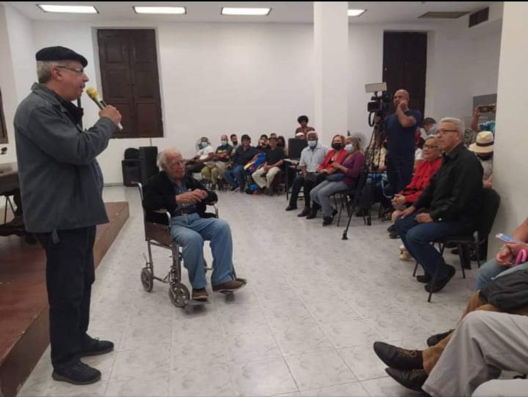 rojasolaya's tweet photo. El profesor Alí Rojas Olaya en homenaje al Maestro Mario Sanoja Obediente, Cronista de Caracas, realizado por el Encuentro de Cronistas Comunales el sábado 25 de julio en la Casa de la Historia Insurgente.@NicolasMaduro @ElMazoDandoVTV @gestionperfecta https://t.co/EY7JmT1J6L
