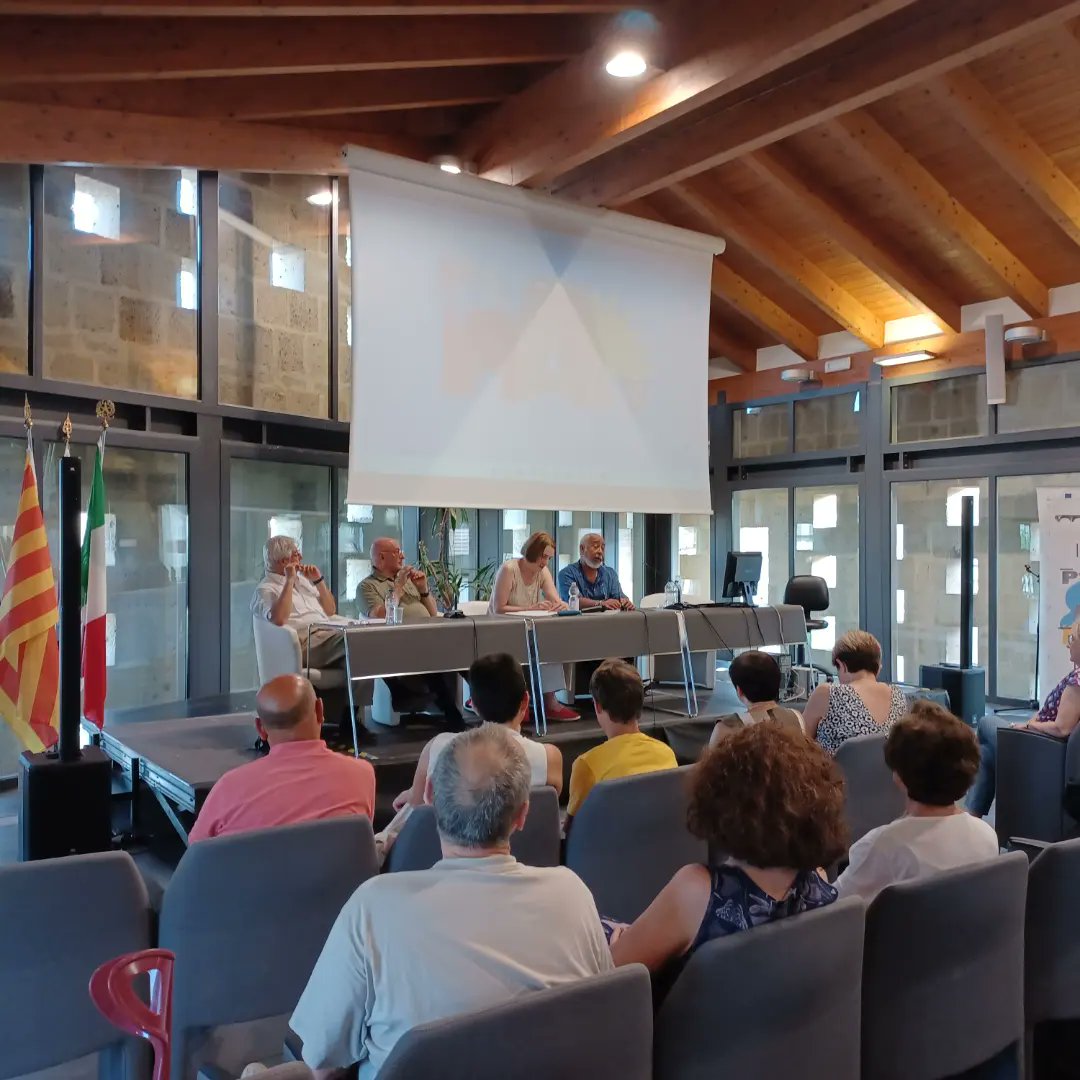 festivAlghero's tweet photo. A #TraDueSponde la tavola rotonda #ilfuturodellalettura inizia con il video di @irenevalmore e prosegue con i contributi di @MonicaRBedana, @club_dante, #PieroDorfles e @leonardopadura

#dallaltrapartedelmare #CyranoAlghero #alghero #libri #sardegna #visitsardinia https://t.co/VAYcB84e6D