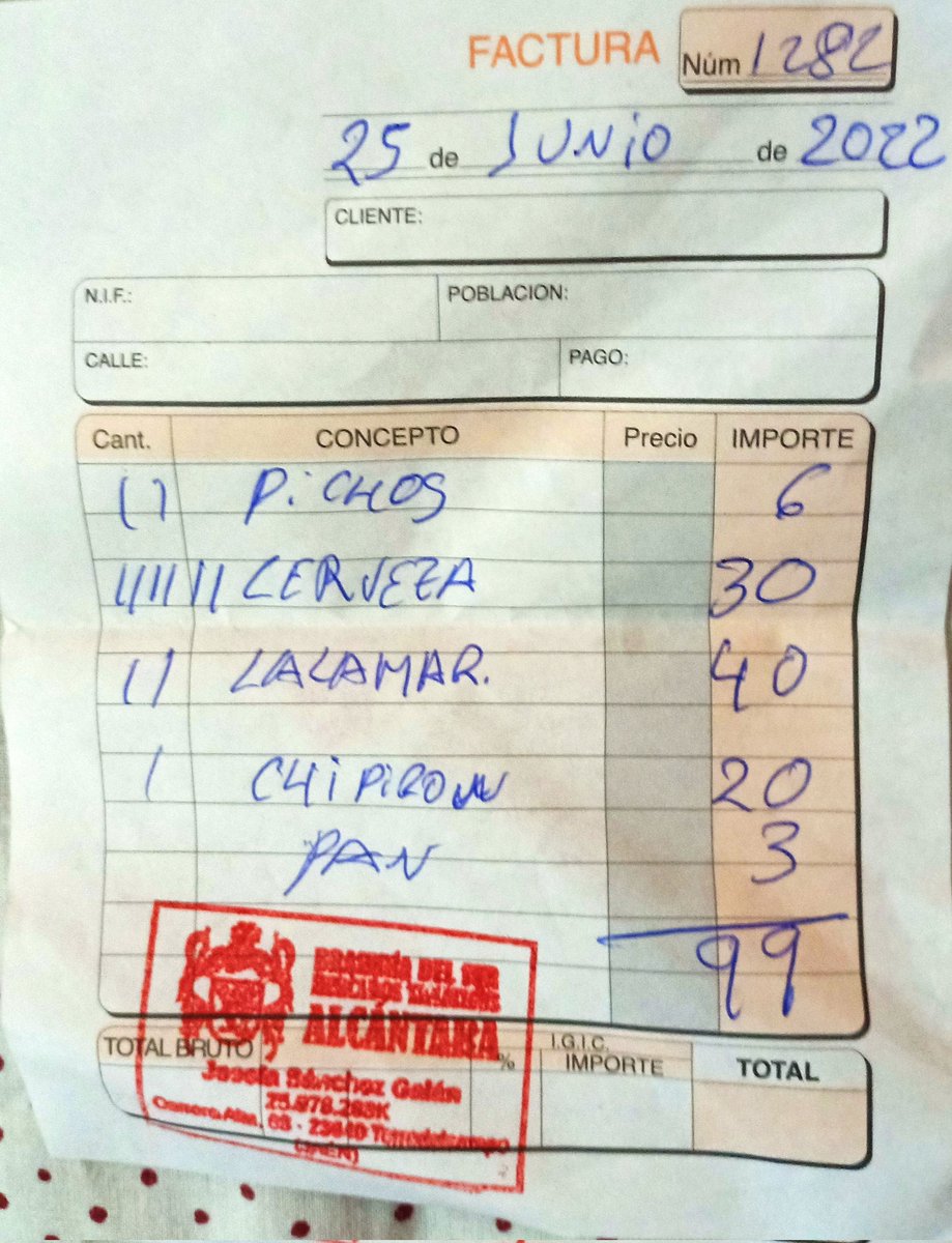 roberttfe1's tweet photo. ¡ATENCIÓN TENERIFE!
,#SINVERGÜENZAS A LA VISTA.
SIN LISTA DE PRECIOS A LA VISTA.
LES PIDO 1 FACTURA Y ME DAN ESTO.
DECÍAN QUE ERAN DE CÓRDOBA Y SON DE JAÉN. 
FUÉ EL SÁBADO DE CARNAVAL EN LA CALLE.
A MÍ ME HUELE A ESTAFA.
¿Y A VOSOTROS @facua ? https://t.co/Wy3iCTdrEi