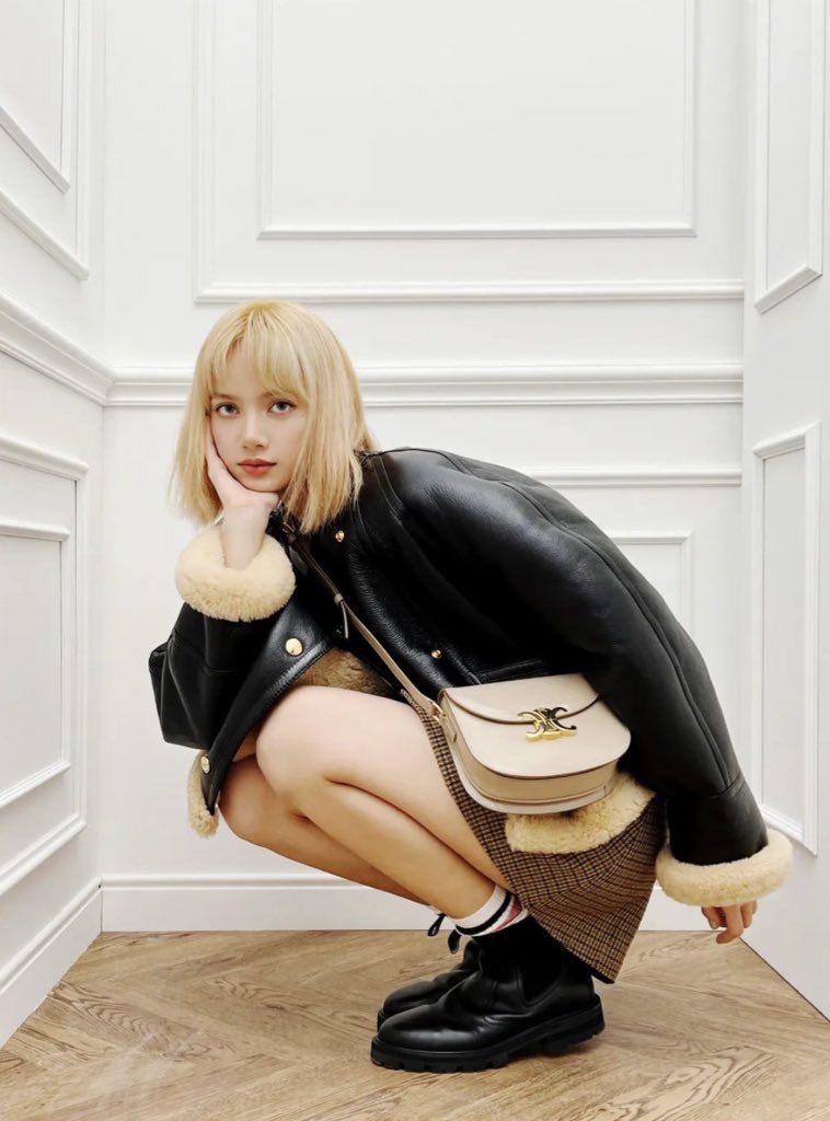 lisaharutobi's tweet photo. Sambil nungguin lisa mutualan yu!! Ntar di fb, bantu RT ya ayank2ku😘😘😘

LALISA HUMAN CELINE
#LISAatCelinePFW22 #LISAXCELINE https://t.co/T38xdbYWpK