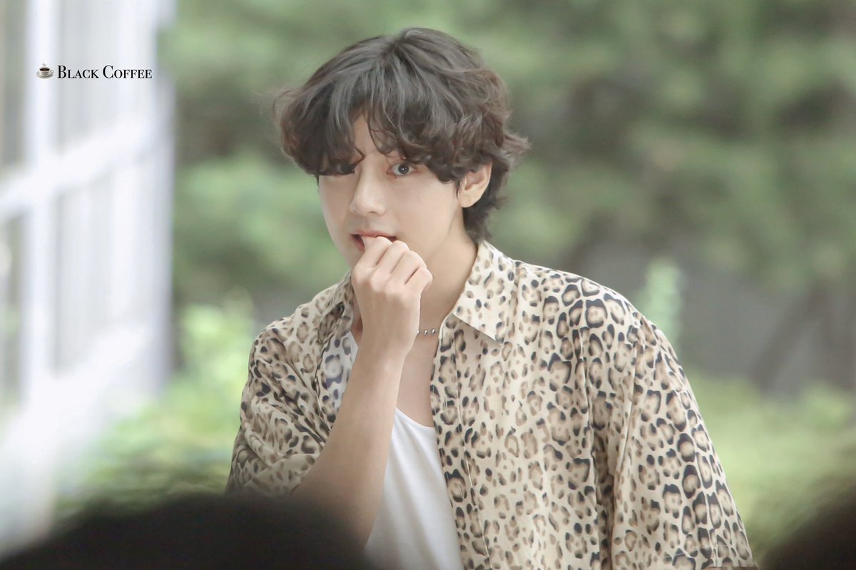 VienHong2's tweet photo. Ngoài trending trên này, mn nên tìm kiếm V BTS AT CELINE SHOW trên gg nữa nha, và search từ khóa "taehyung at celine show" trên fb và theo dõi 
KIM TAEHYUNG AT CELINE SHOW
SO EXCITED FOR TAEHYUNG
TAEHYUNG TAEHYUNG 
#TaehyungxCelinePFW
#TaehyunginParis 
#TAEHYUNGxCeline https://t.co/5wPrrRXpew