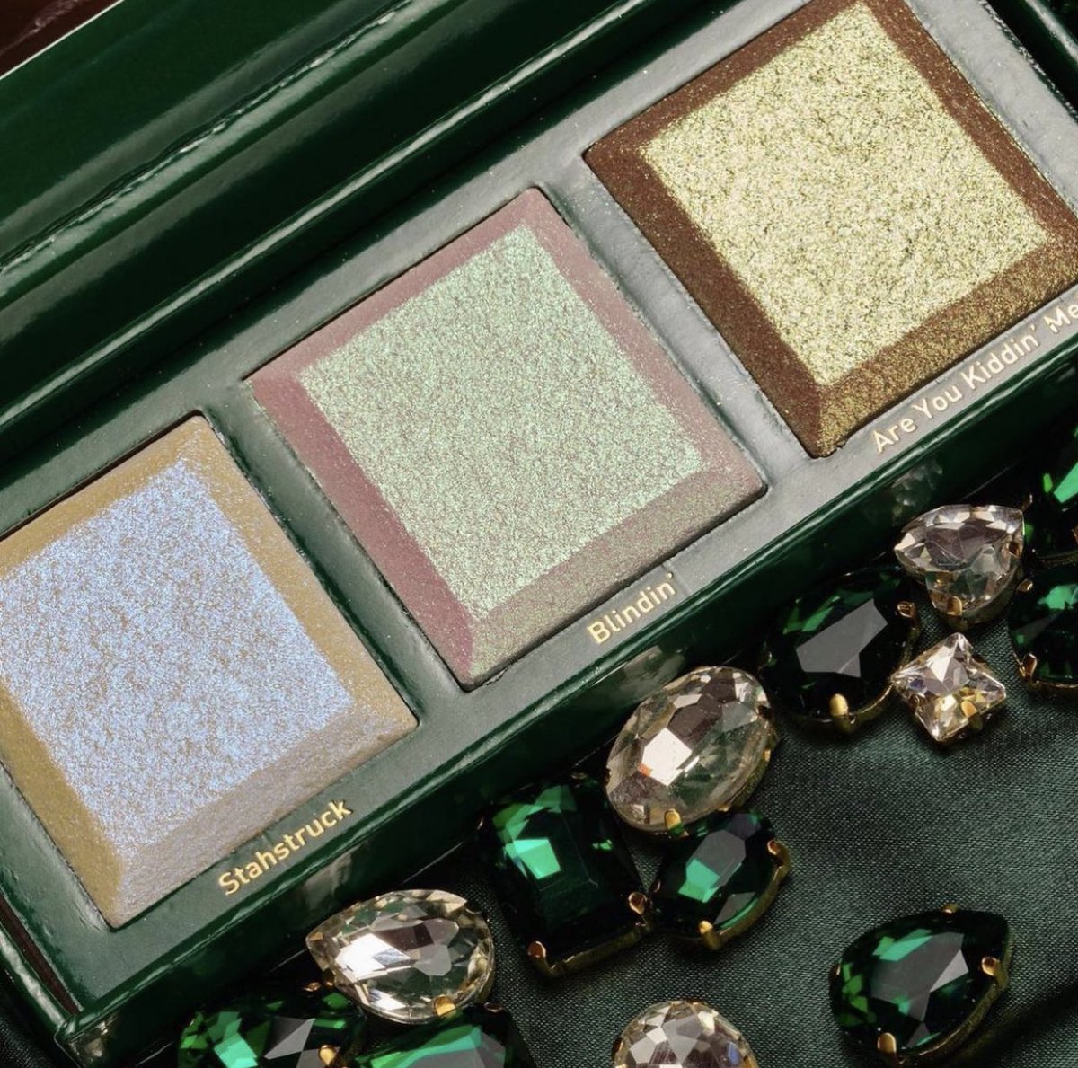 Trendmood's tweet photo. More #Revealed &amp; #swatches 🚨NEW! PAHT TWO✨💚 #glamlite x #mikayla collab Includes 
✨Highlighter Palette $20
✨Eyeshadow Palette 30 shades with different finishes $42
Online ➡️ July 2 *use code: TRENDMOOD 15% off https://t.co/usJPBtAdgI
