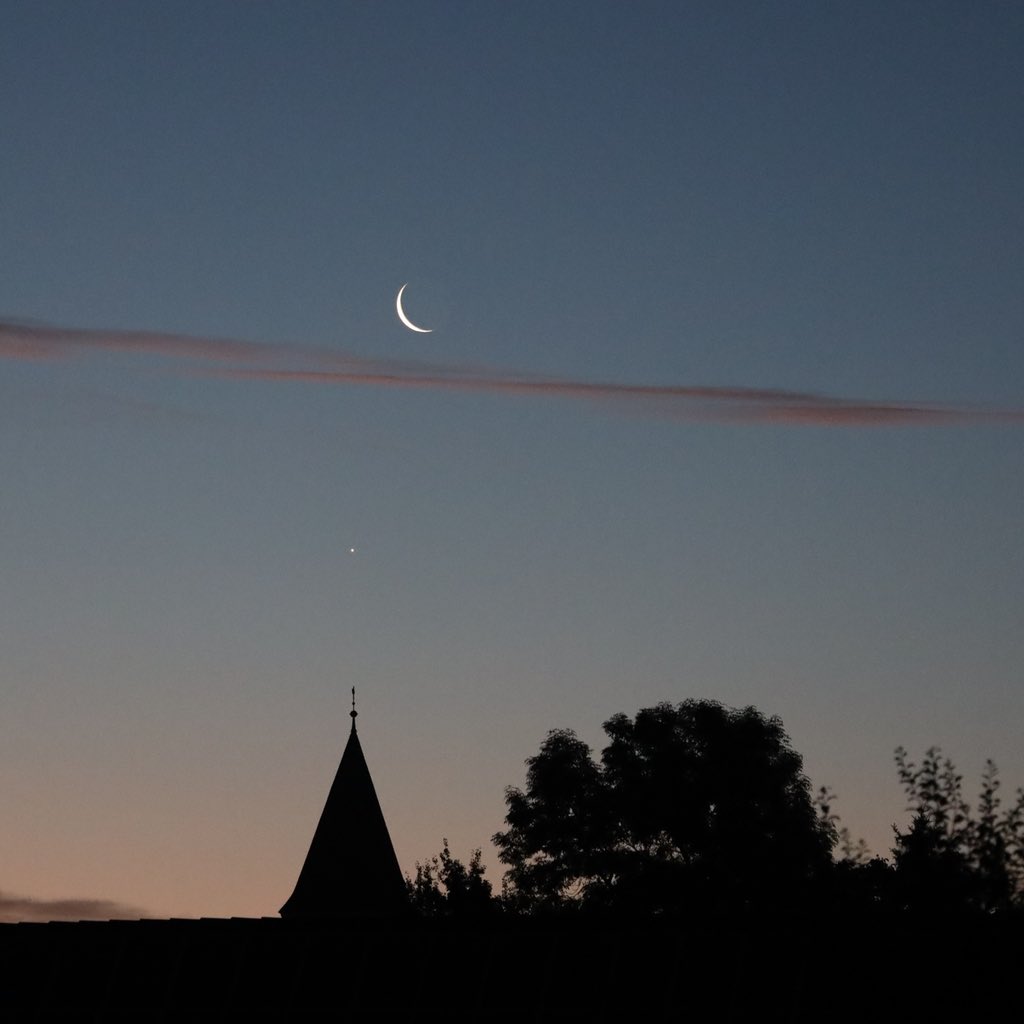 Mond und Venus
Am frühen Morgen des 26.06.2022 stand die schmale Mondsichel nur 2° von unserem Nachbarplaneten Venus entfernt.
 
#sternfreunde #kelheim #astrophotografie #astrophotography #mond #moon #venus #wirsindlandkreiskelheim #teugn #niederbayern #lowerbavaria