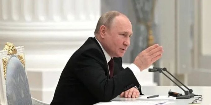Bader89's tweet photo. "L'Amérique a préparé 257 avions en Europe pour une éventuelle utilisation d'armes nucléaires" 
"L'Amérique a conservé:
- des ogives nucléaires tactiques dans 6 pays européens membres de l'OTAN".
- un total de 200 ogives nucléaires tactiques en Europe"

Vladimir Poutine https://t.co/e1MHGr30Eh
