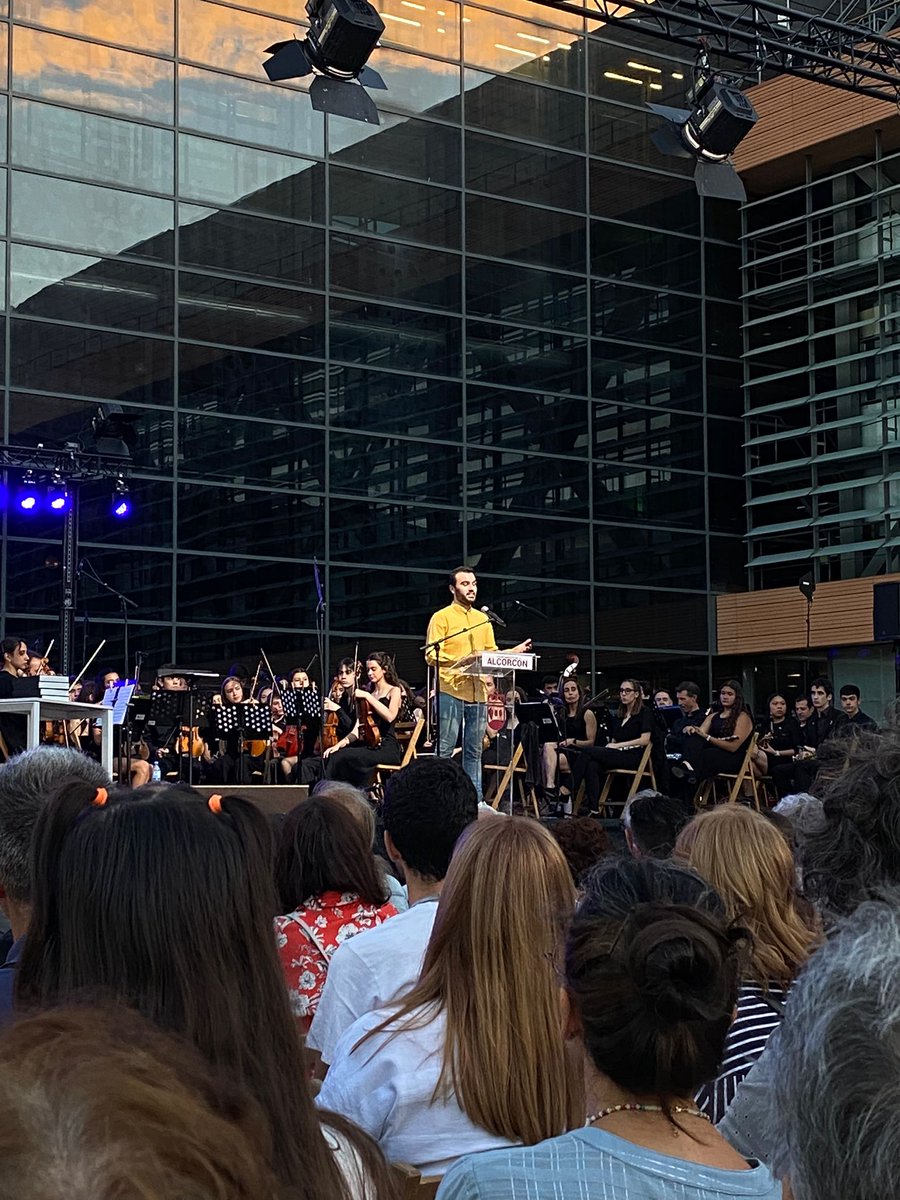 alexJota12's tweet photo. Ayer fue una noche mágica en Alcorcón, y fue un gran placer para mí el presentar el Gran Concierto de la Escuela-Conservatorio Manuel de Falla por su 42 aniversario. Y con la Plaza del Ayuntamiento a reventar, vibrando con su música. Mil gracias por la confianza @EmmAlcorcon ❤️🎶 https://t.co/qaZKtxMw8D