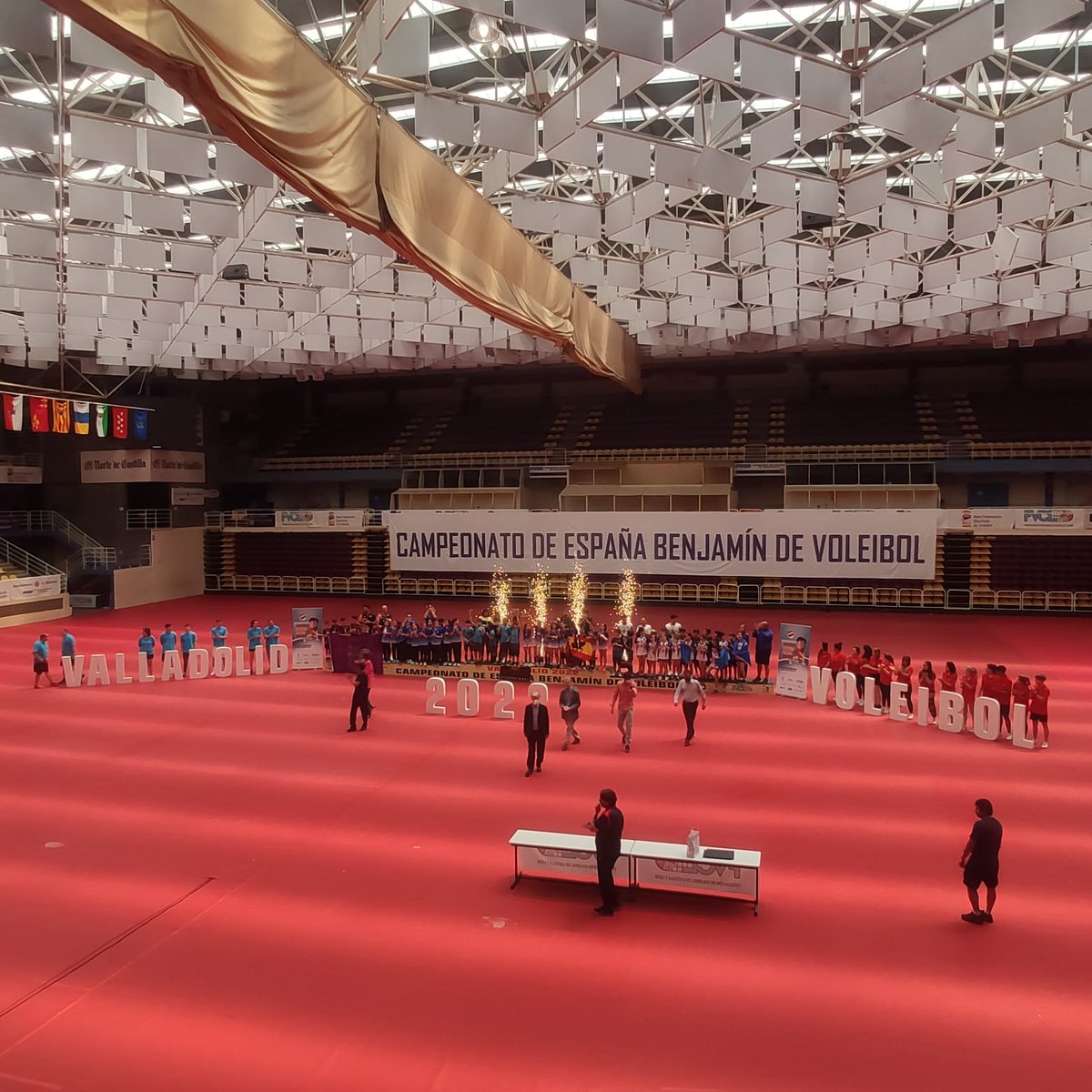 VoleyUbu's tweet photo. CAMPEONAS DE ESPAÑA. Esta mañana en Valladolid nuestras más peques han logrado el I Campeonato de España benjamín femenino. Éxito grande e histórico de nuestras jugadoras más jóvenes que han puesto un broche de oro a la temporada del club burgalés. Enhorabuena campeonas. https://t.co/5MYfNpzC16