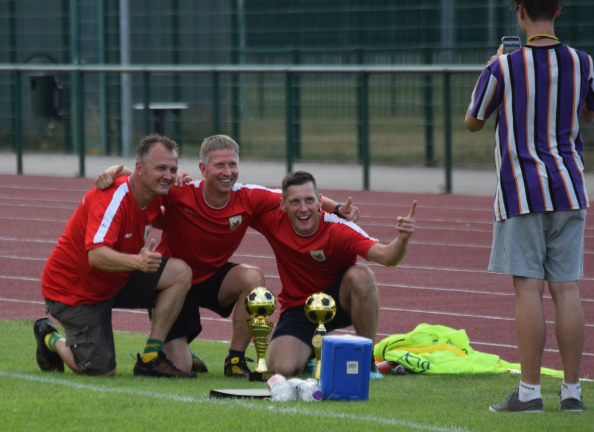 SSVFussball's tweet photo. Die B-Jugend Spielgemeinschaft Neuhausen/Sayda/Clausnitz holt mit Kreismeisterschaft und Kreispokalsieg heute in Flöha das Double! Glückwunsch an das Team und die drei Trainer !!! https://t.co/OgzuFnGr8q