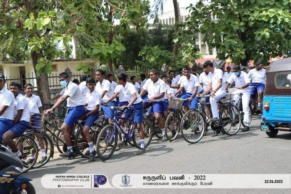 m_h_m_hamdhi's tweet photo. “We won’t let the petrol to decide our education ” - Hindu College, Jaffna 💪🏻👏🏻 -Copied Credit to author 
#SriLanka #Jaffna #FuelCrisisLK #FuelCrisisLK https://t.co/LZNAFldVJa