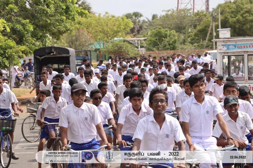 m_h_m_hamdhi's tweet photo. “We won’t let the petrol to decide our education ” - Hindu College, Jaffna 💪🏻👏🏻 -Copied Credit to author 
#SriLanka #Jaffna #FuelCrisisLK #FuelCrisisLK https://t.co/LZNAFldVJa