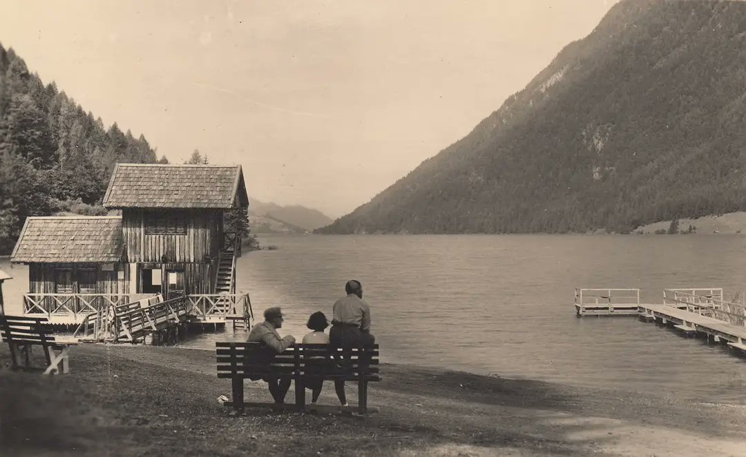 Wir befinden uns im Jahre 1933 am Ostufer des #Weissensee. Auch damals kamen schon Gäste zur #Sommerfrische!
#gailtalerzeitbilder
#summertime #Kärnten #Koroška