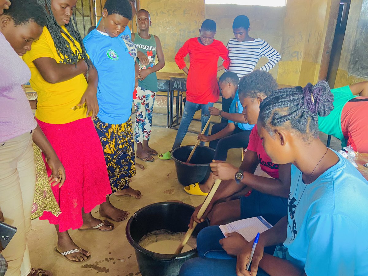 AnyokaMartin's tweet photo. See the smile in their faces, these are our future leaders, these girls are been equipped with the skills of making Liquid Soap and Shower Gel in Bongo District. Thank you PPAG/UNFPA for this initiative @UNFPAGhana @PPAGGhana @kabacaesar @AdubeaAmoah https://t.co/qtHv7MAam4